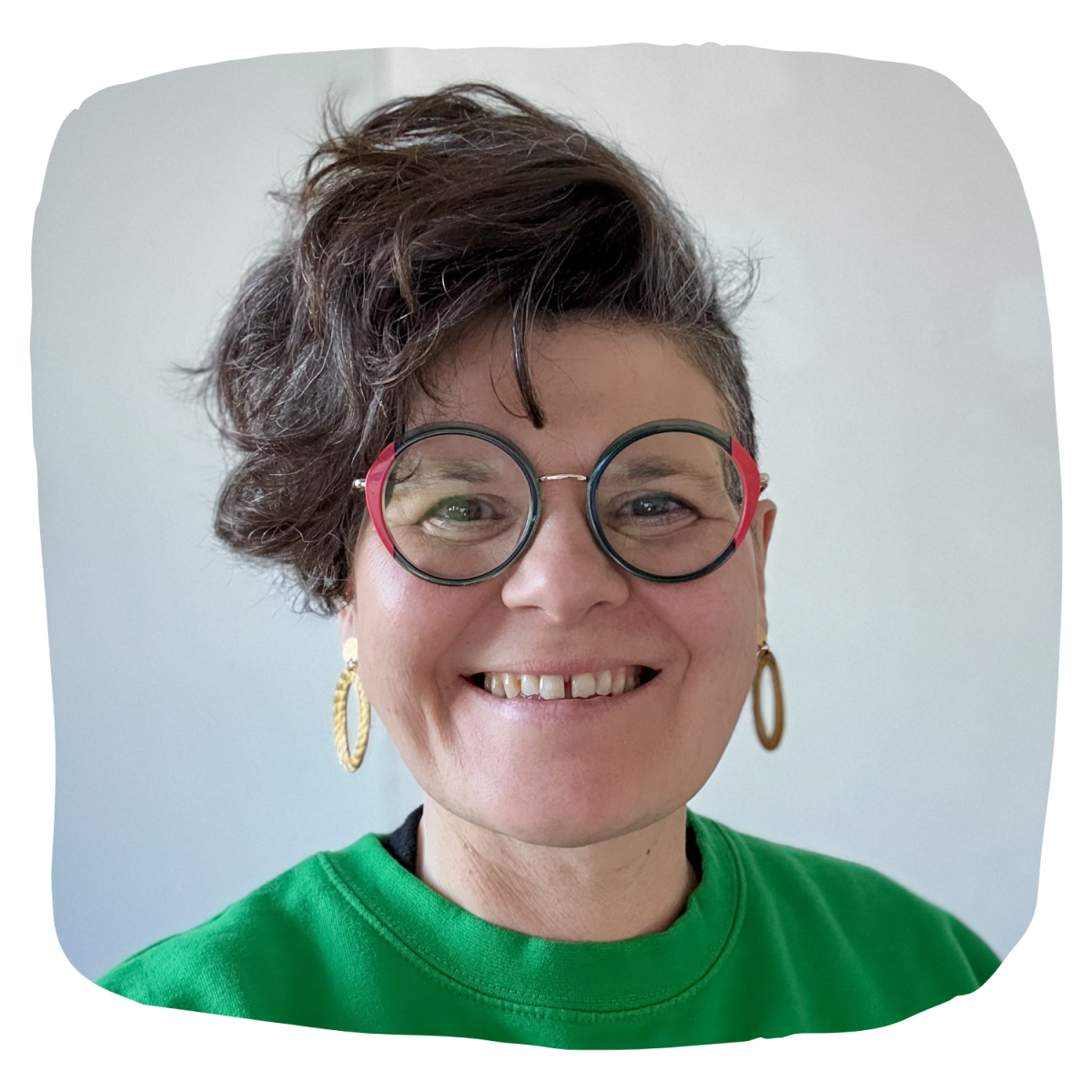 Béatrice Schaller-Le Leu devface. Elle est souriante et porte des lunettes. Ses cheveux sont courts, rasés sur le côté gauche, plus longs et frisés sur le côté droit