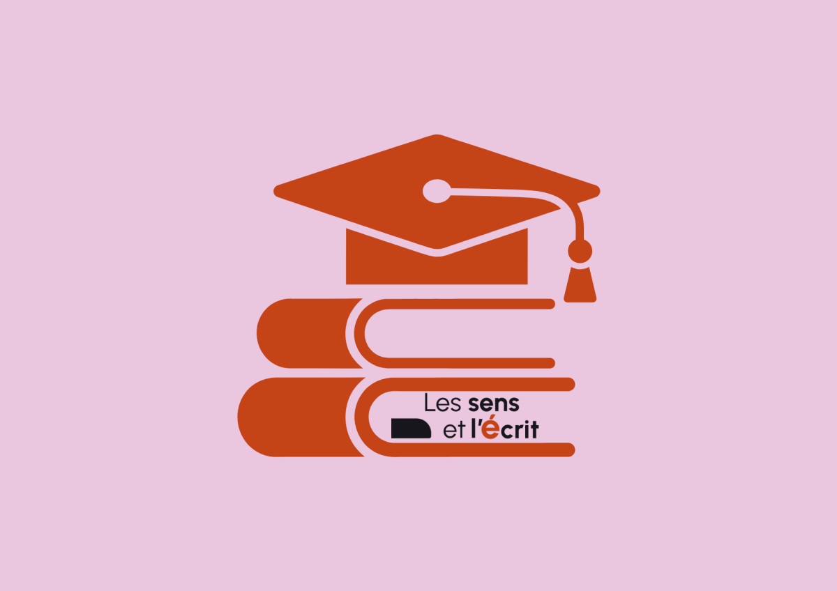 Pictogramme d'une pile de livres surmontée d'un chapeau de diplômé, avec le logo Les sens et l'écrit.