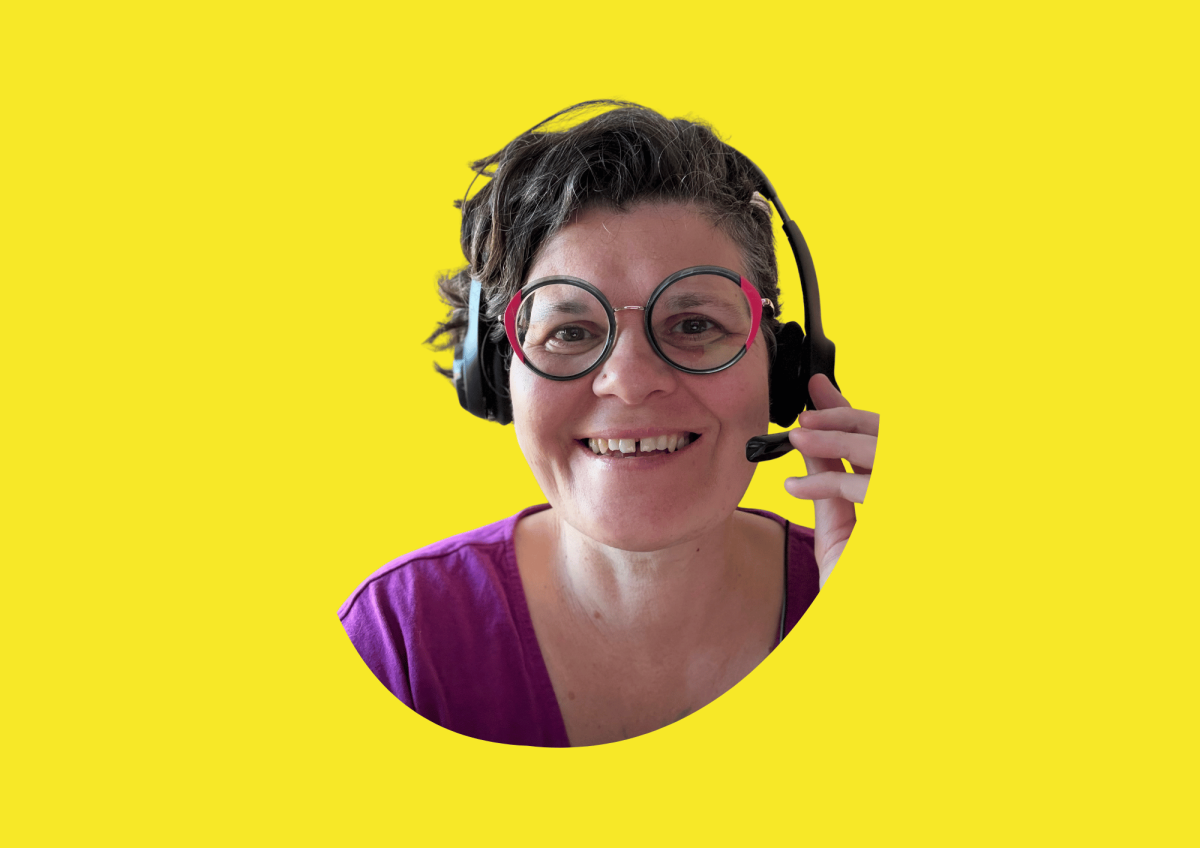 sur fond jaune Béatrice Schaller-Le Leu porte un casque audio muni d'un micro. Elle est souriante et dicte la page d'accueil