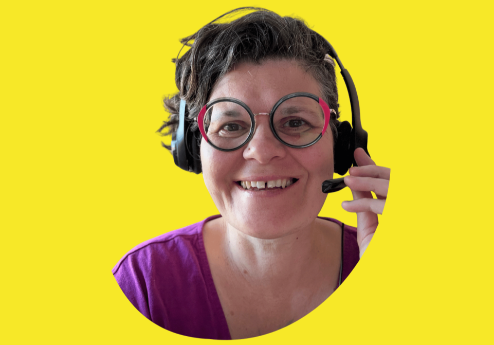 sur fond jaune Béatrice Schaller-Le Leu porte un casque audio muni d'un micro. Elle est souriante et dicte la page d'accueil